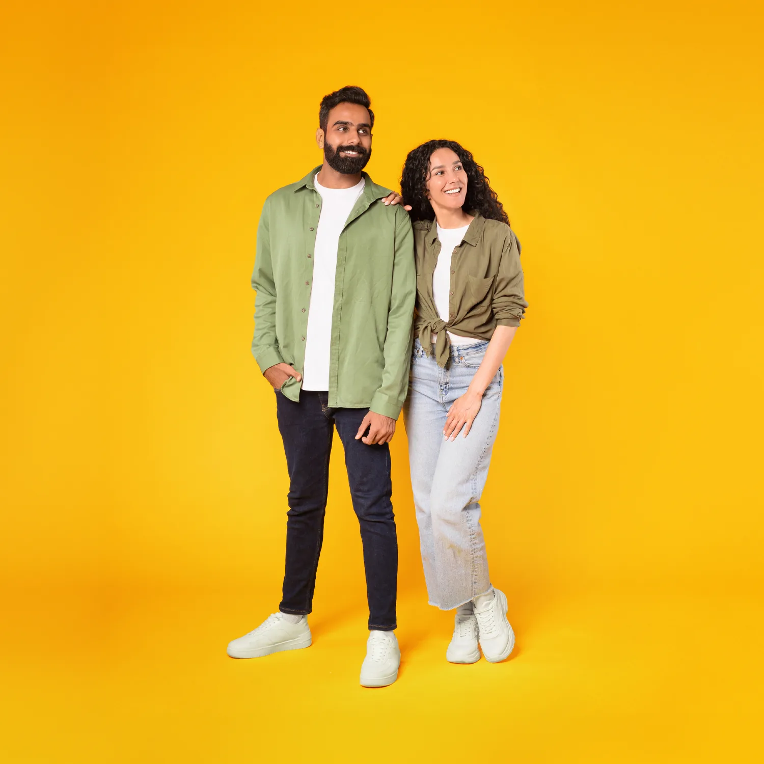 Ein Mann und eine Frau stehen nebeneinander und lächeln glücklich.