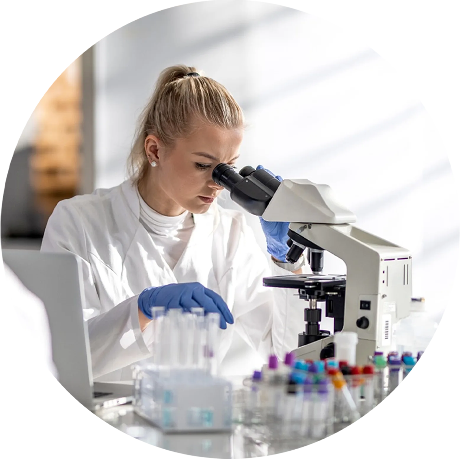 Person in einem Labor.